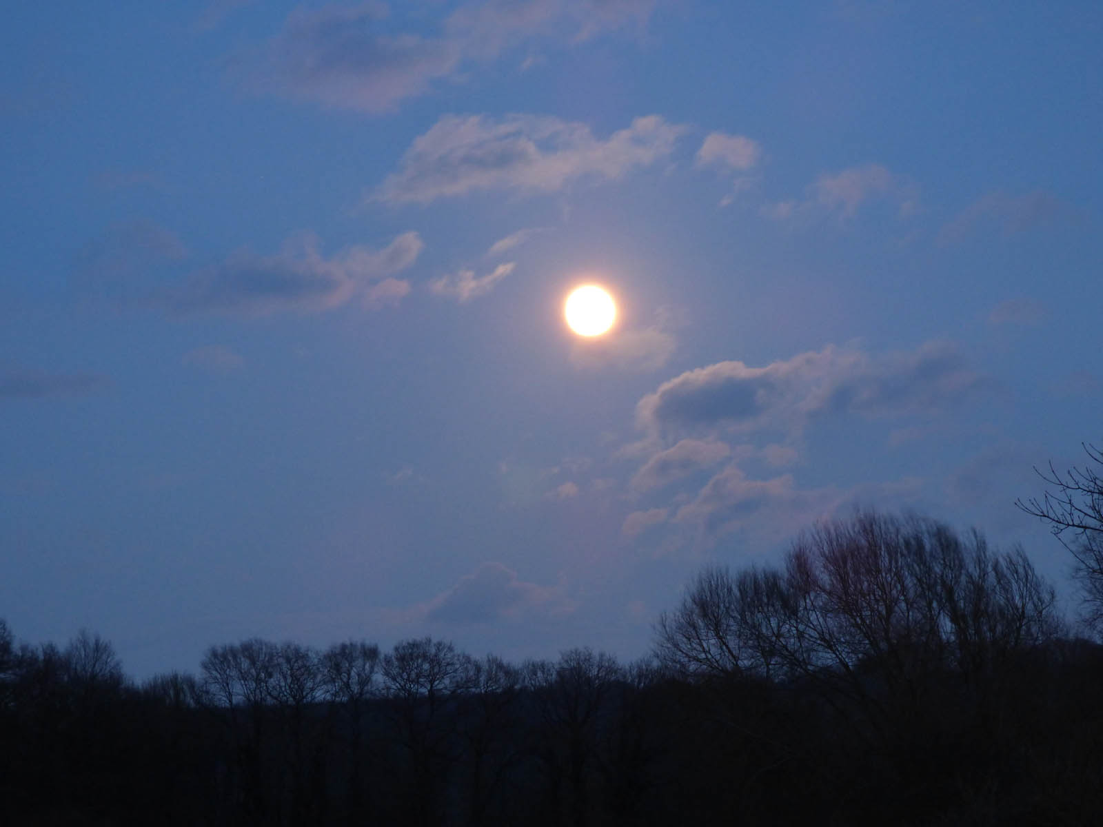 Lune de Noël et ses Huit rouges